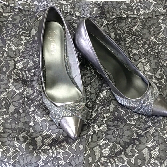 Ladies silver Mootsie Tootsies heels, Sz 8.5 - Picture 4 of 4